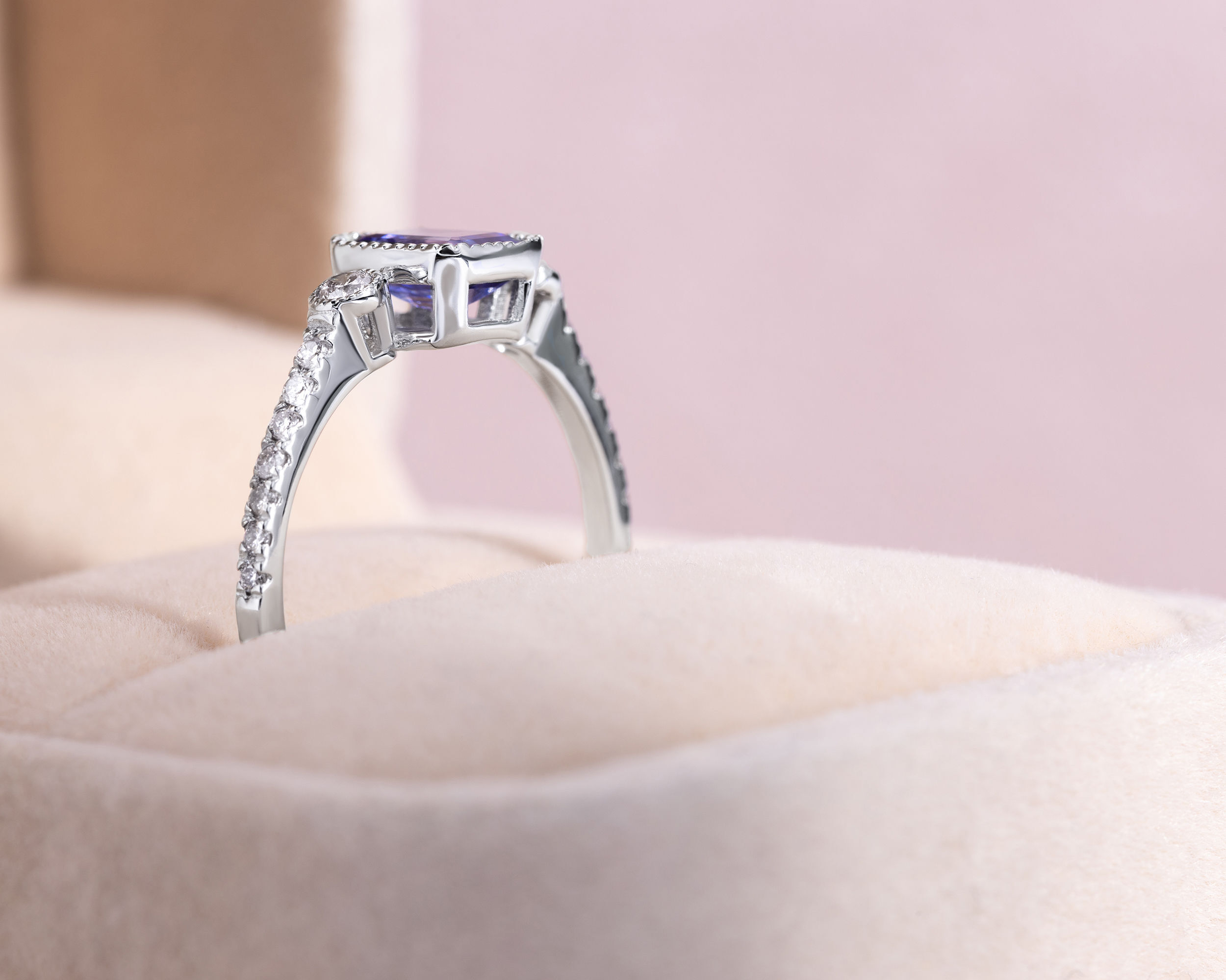1.3 Ct Blue Tanzanite & Faint-Light Pink Diamond SI2-I1 in 14K White Gold Ring - Image 4