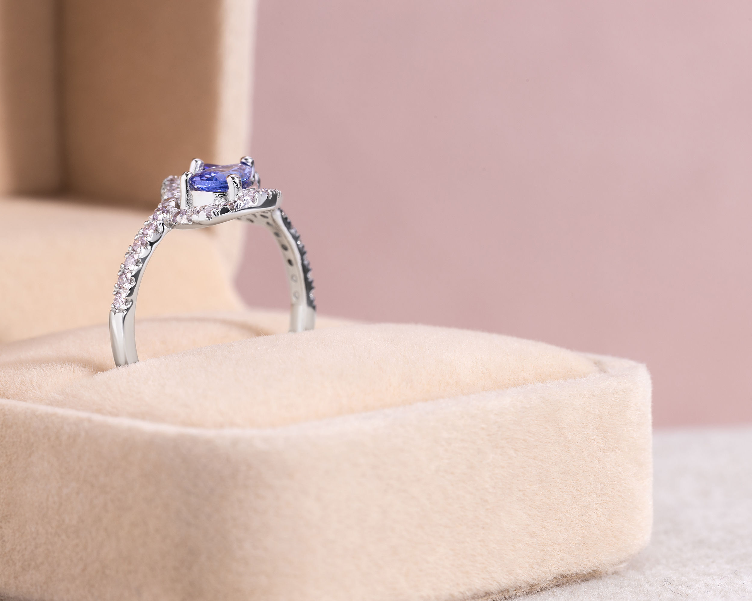 1.7 Ct Bluish Purple Tanzanite & Faint-Light Pink Diamond SI2-I1 14K White Gold Ring - Image 4