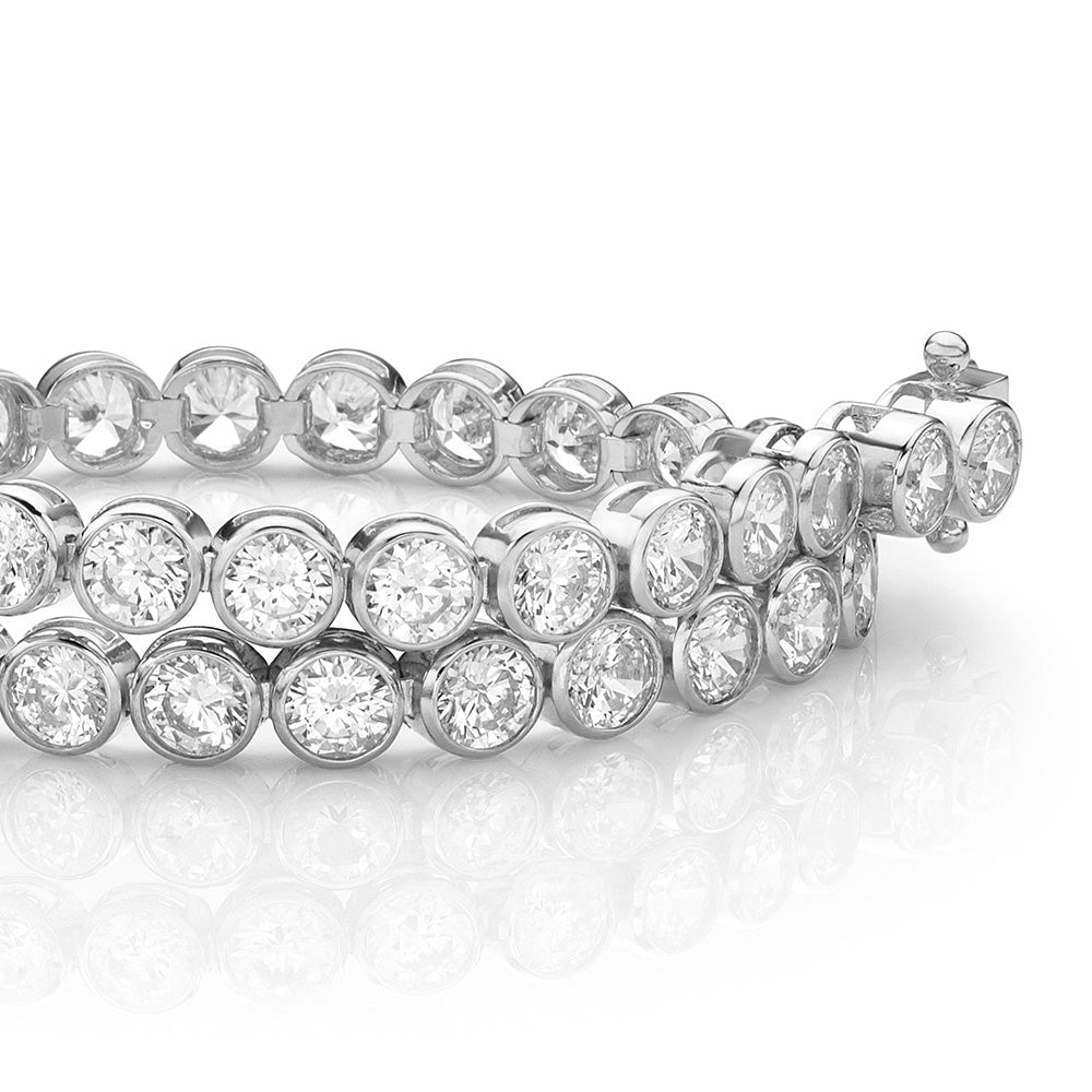 Round Brilliant tennis bracelet with 9.25 carats* of diamond simulants in 10 carat white gold - Image 2