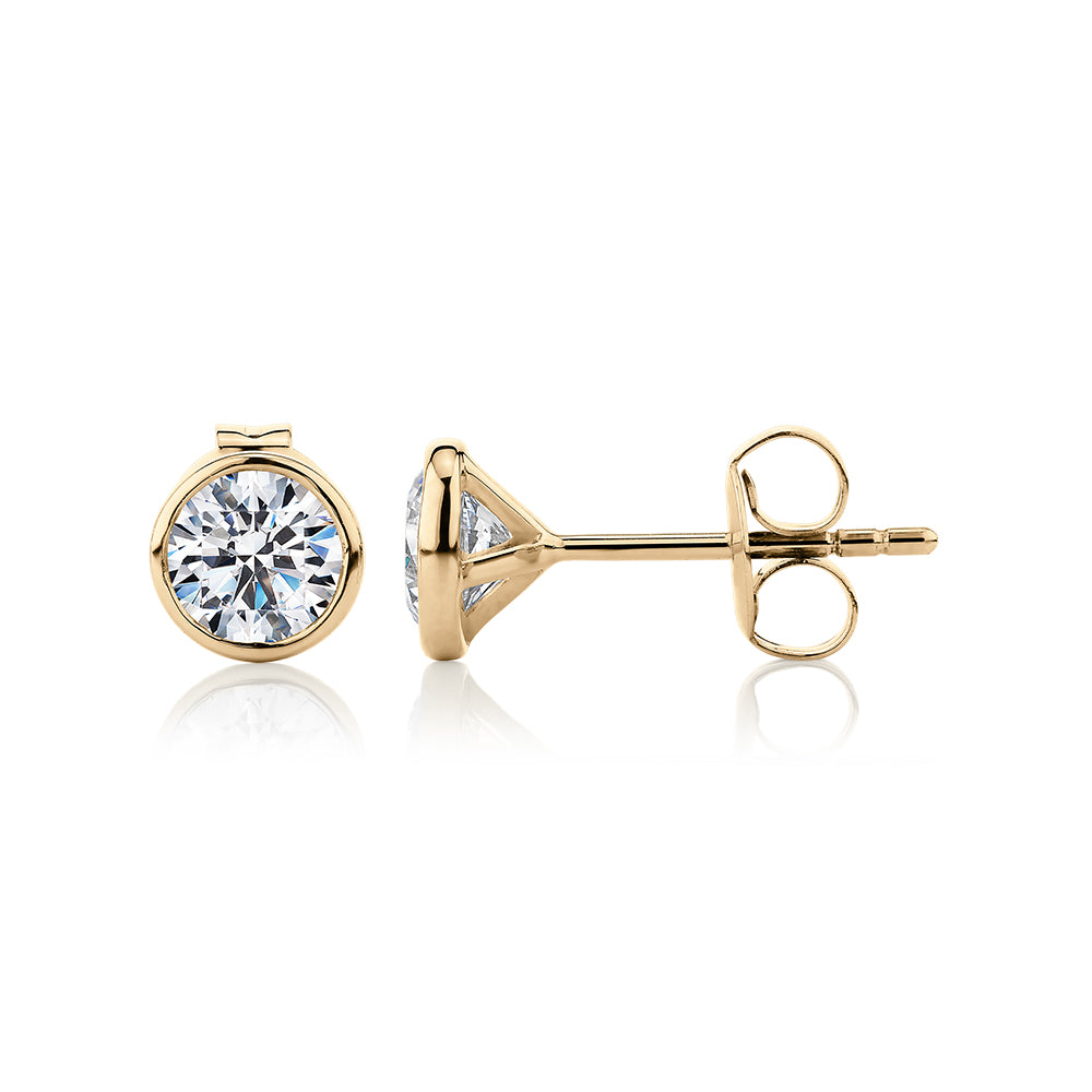 Round Brilliant stud earrings with 1 carat* of diamond simulants in 10 carat yellow gold - Image 2