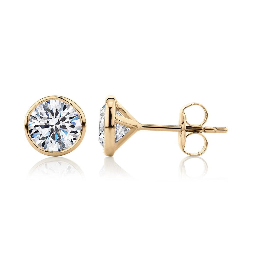 Round Brilliant stud earrings with 2 carats* of diamond simulants in 10 carat yellow gold - Image 2