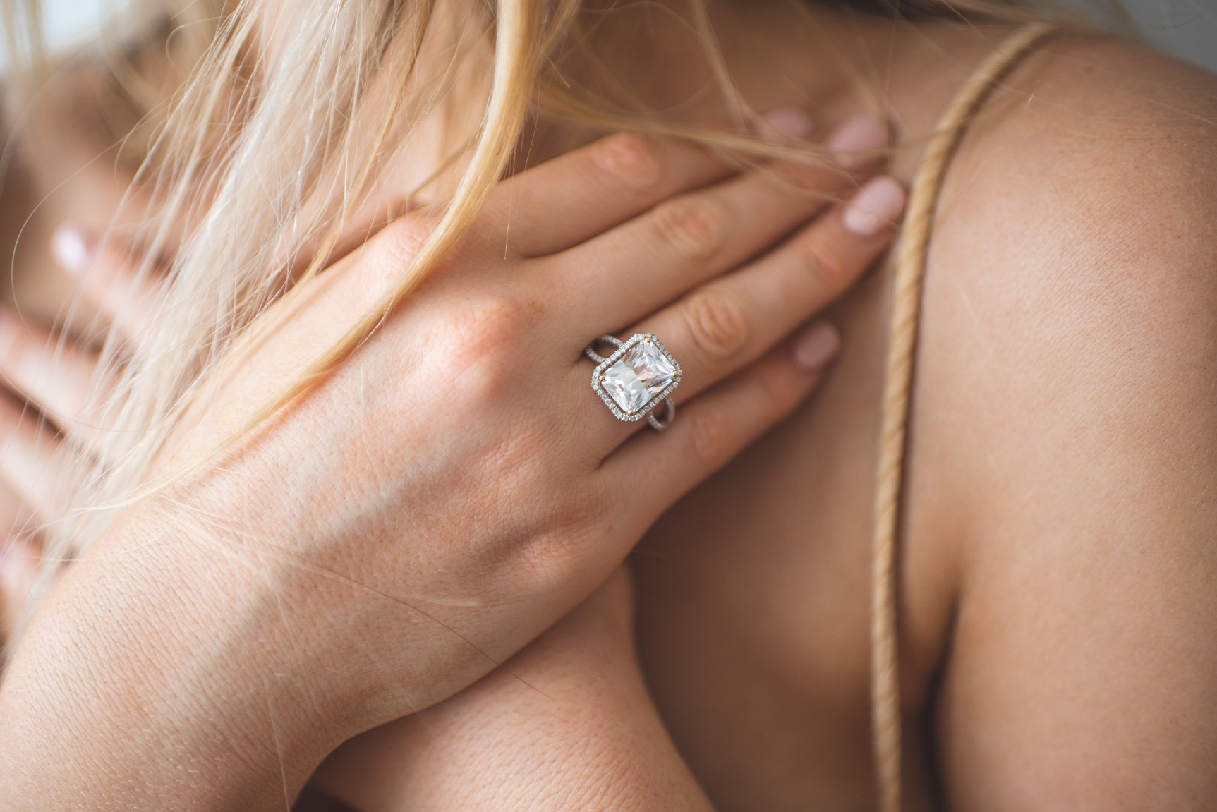 Synergy dress ring with 6.38 carats* of diamond simulants in 10 carat yellow gold and sterling silver - Image 2