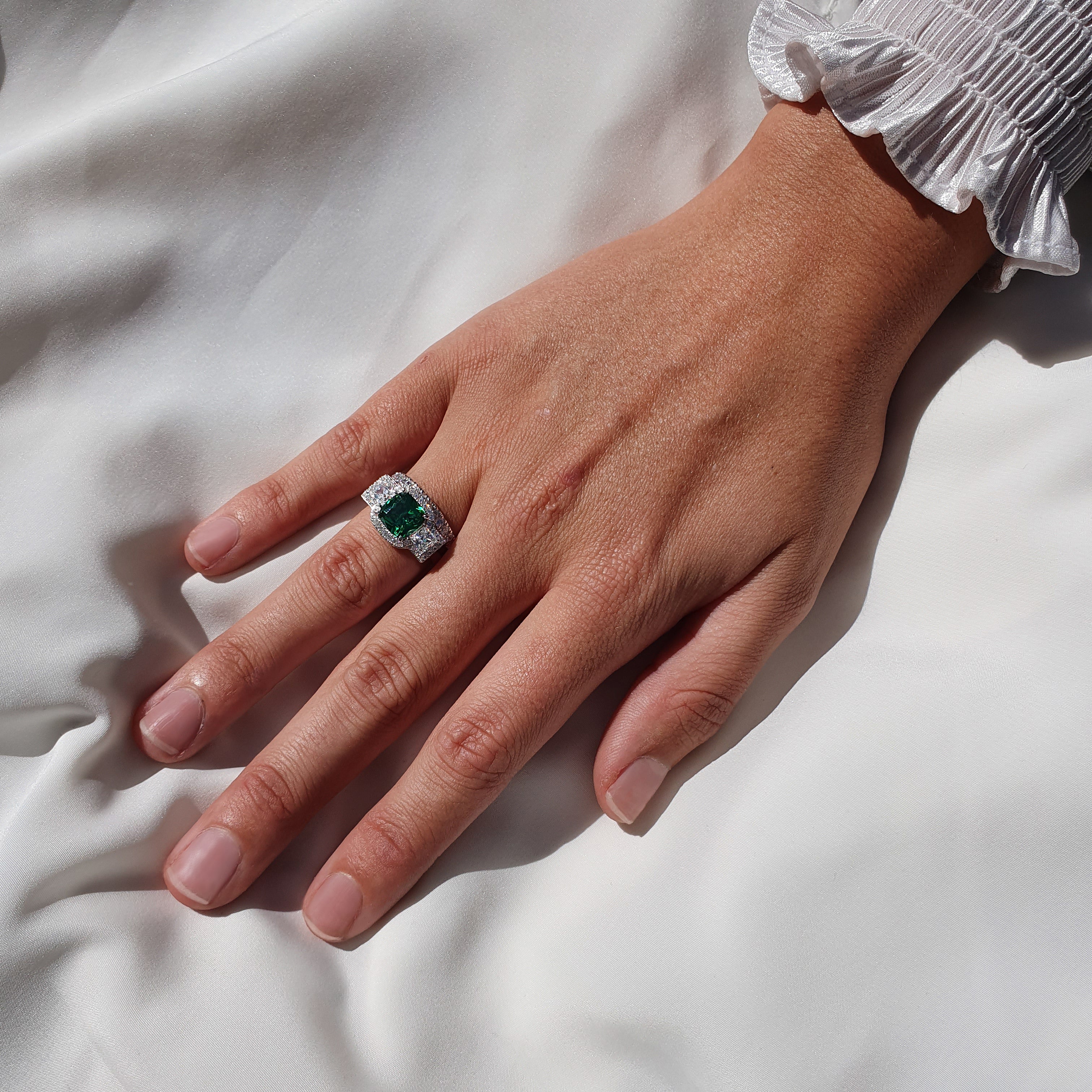 Dress ring with emerald simulant and 0.99 carats* of diamond simulants in sterling silver - Image 3