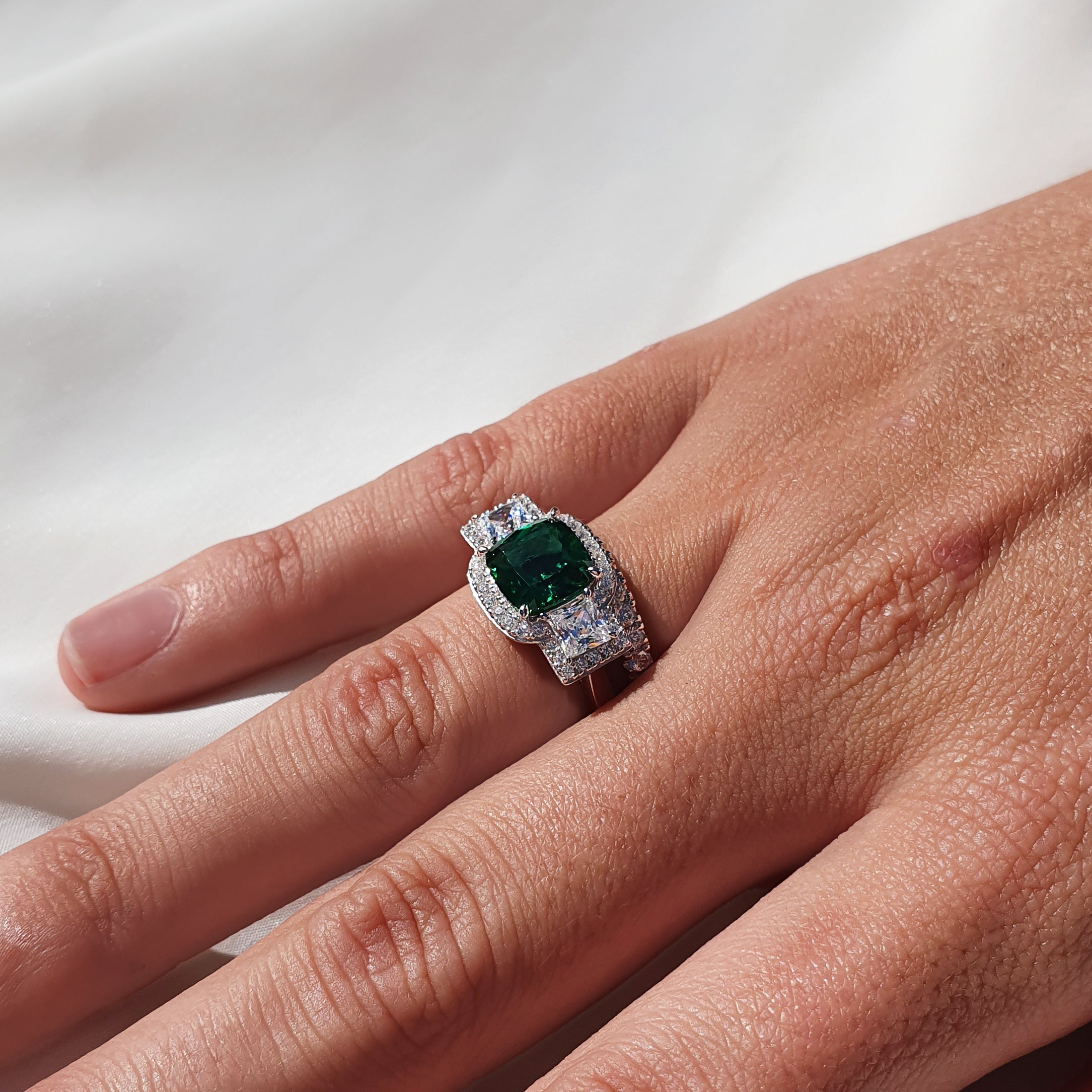 Dress ring with emerald simulant and 0.99 carats* of diamond simulants in sterling silver - Image 4